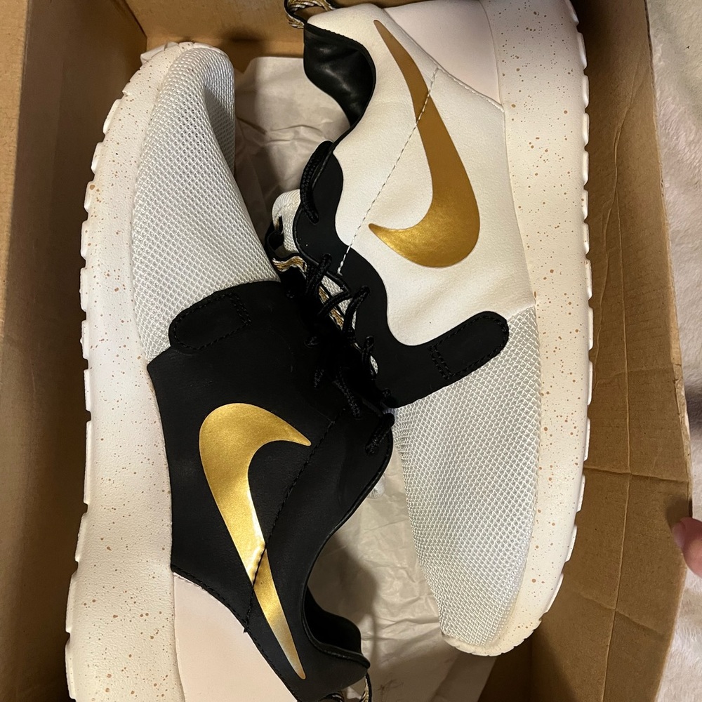 Nike roshe “gold trophy” shoes